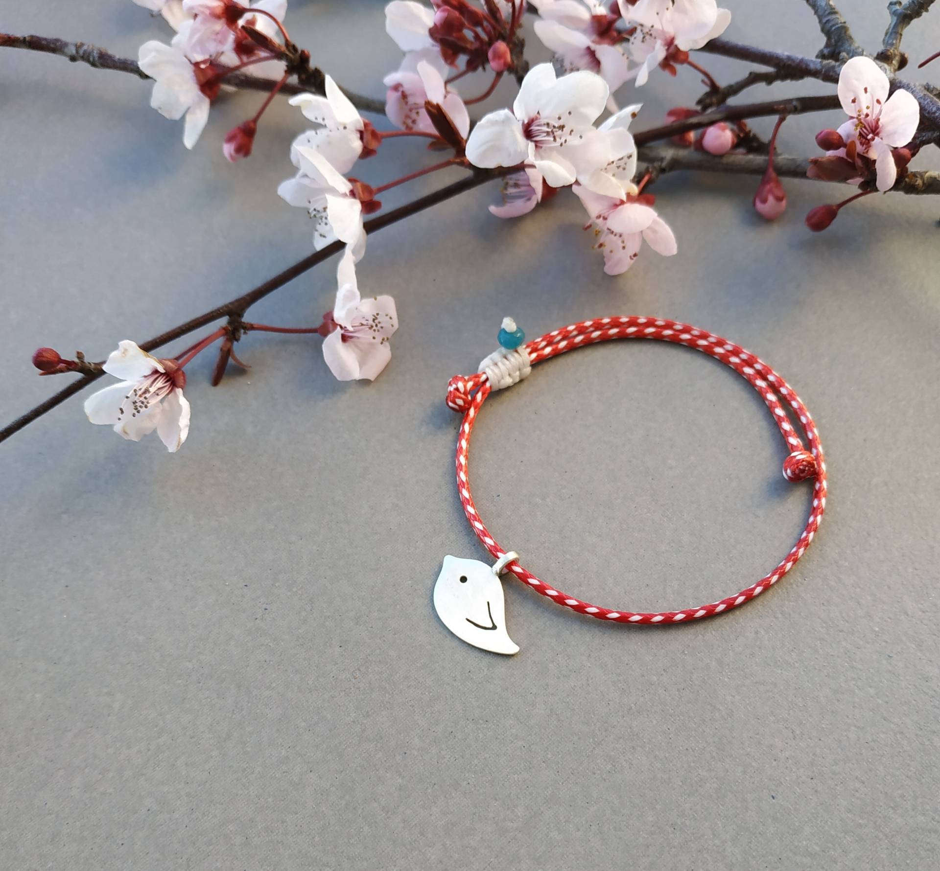 Silber Vogel Handgemachte Feder Armband, Blaue Jade Und Rote Kordel Silber Vogel Handgemachte Feder Armband, Blaue Jade Und Rote Kordel von VickyKyritsi