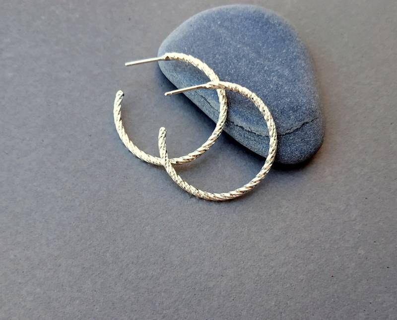 strukturierte Silber Creolen, Einzigartiges Geschenk Für Sie von VickyKyritsi