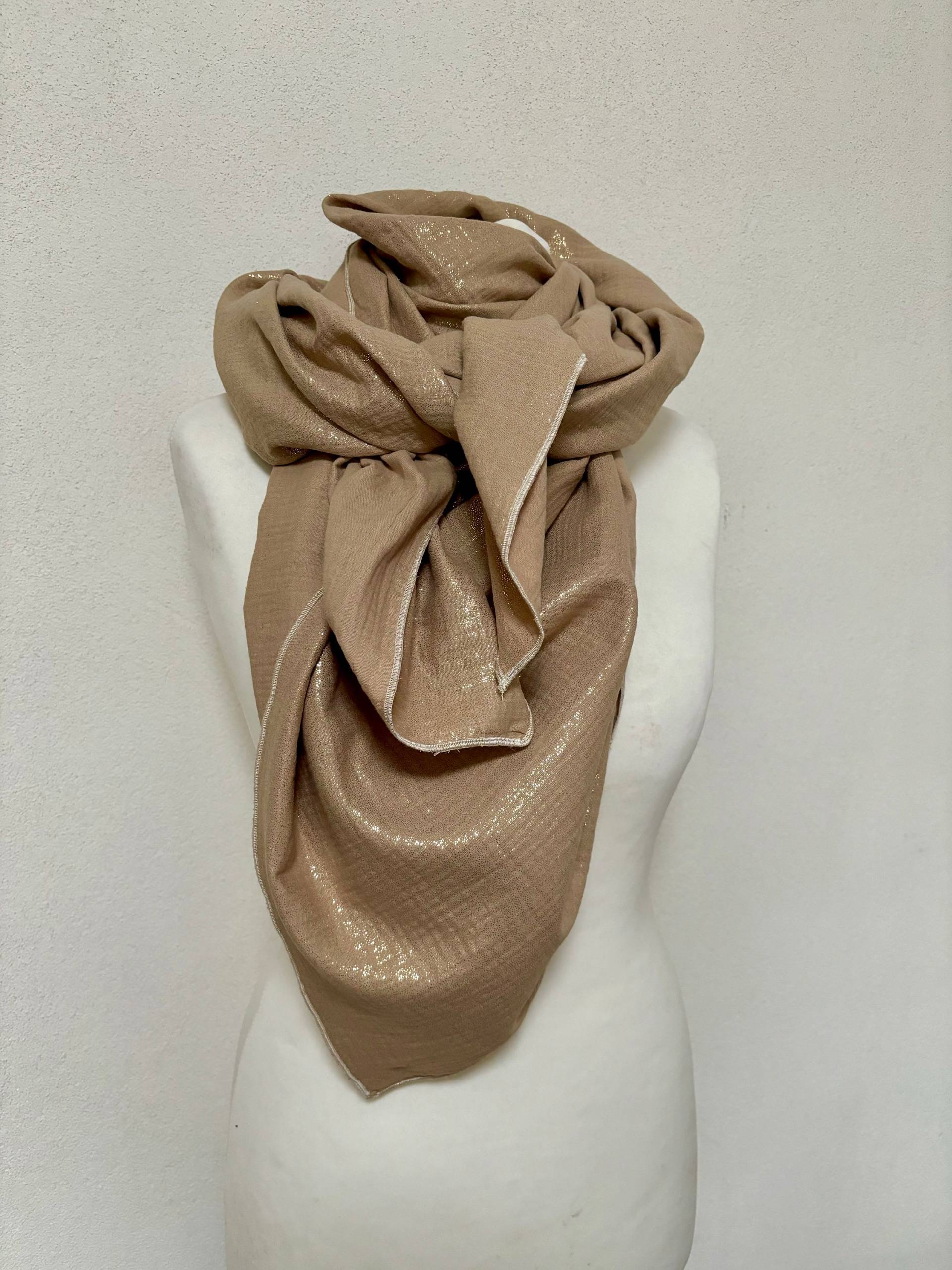 Musselin Tuch Beige Mit Goldschimmer // Schal Glitzer Gold Schaltuch Für Damen von VickyvonVictoria