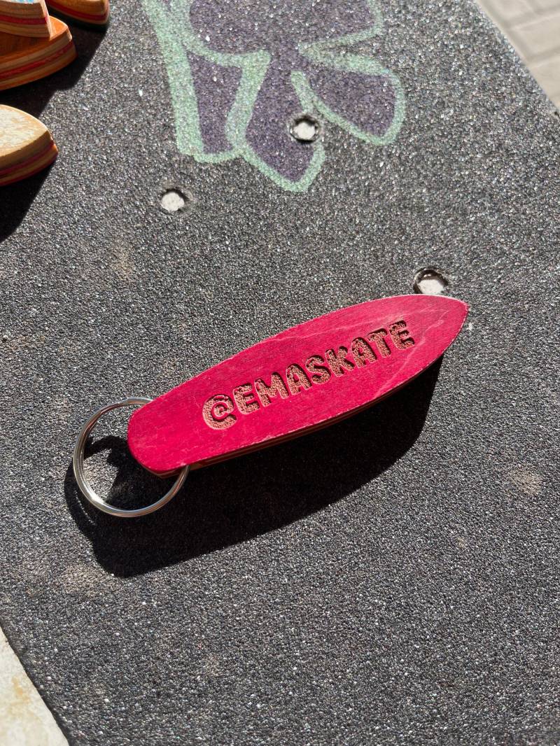 Handgemachter Schlüsselanhänger Aus Recycelten Skateboards in Surfboard-Form, Bunt Und Individuell - Mit Gravuroption, Nachhaltiges Geschenk von VictimBrand