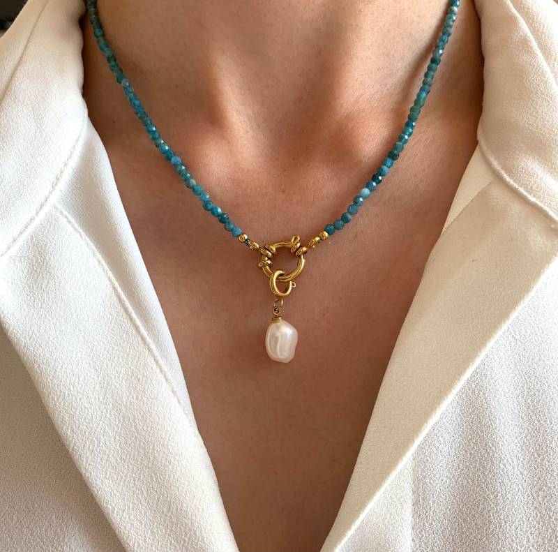 Natursteinkette Apatit Blau Edelstahl/Damenkette Perlen Perlmutt Anhänger von VictoireCollection