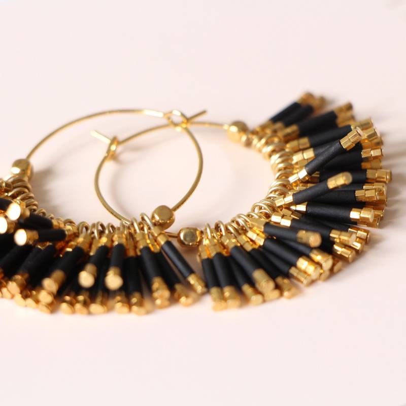 B.o. Gatsby - Feine Goldene Creolen Mit 24-Karätig Vergoldeten Schwarzen Miyuki-Perlen Boho-Chic Muttertag von VictoriaElisabethA