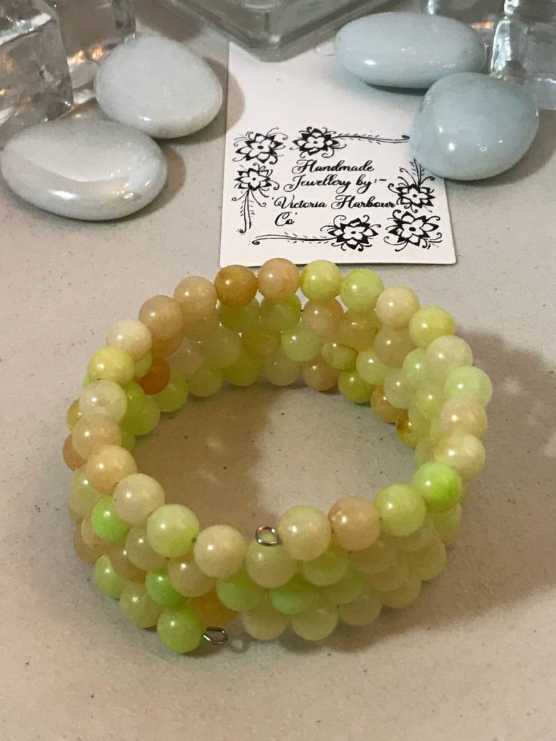 Handgefertigt Multi Farbig Herbstlich Grün Perlen Armband Auf Memory Wire von VictoriaHarbourCo