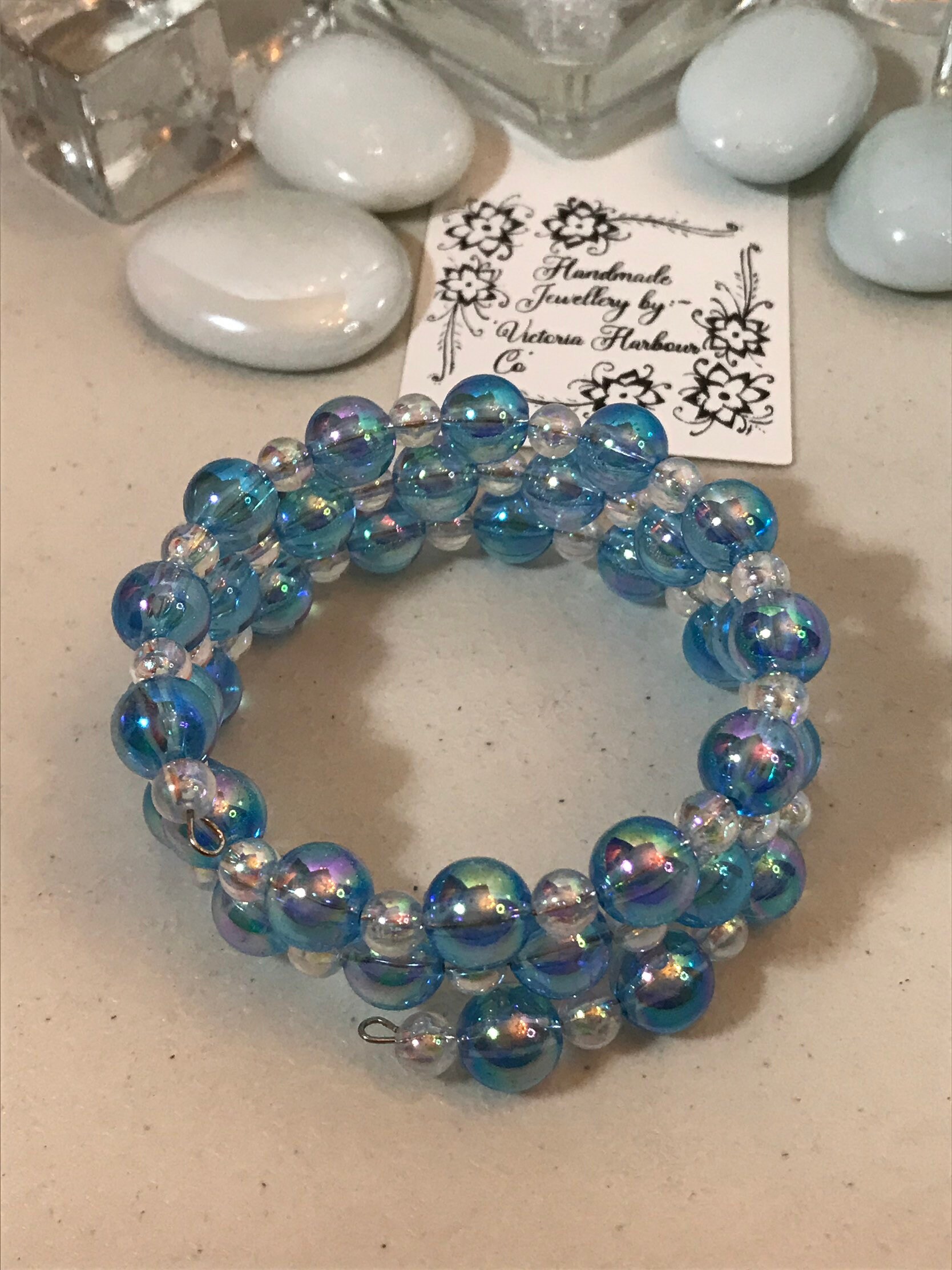 Handgemachtes Blaue, Regenbogen-Reflektierende Perlen Armband Auf Memory Wire von VictoriaHarbourCo