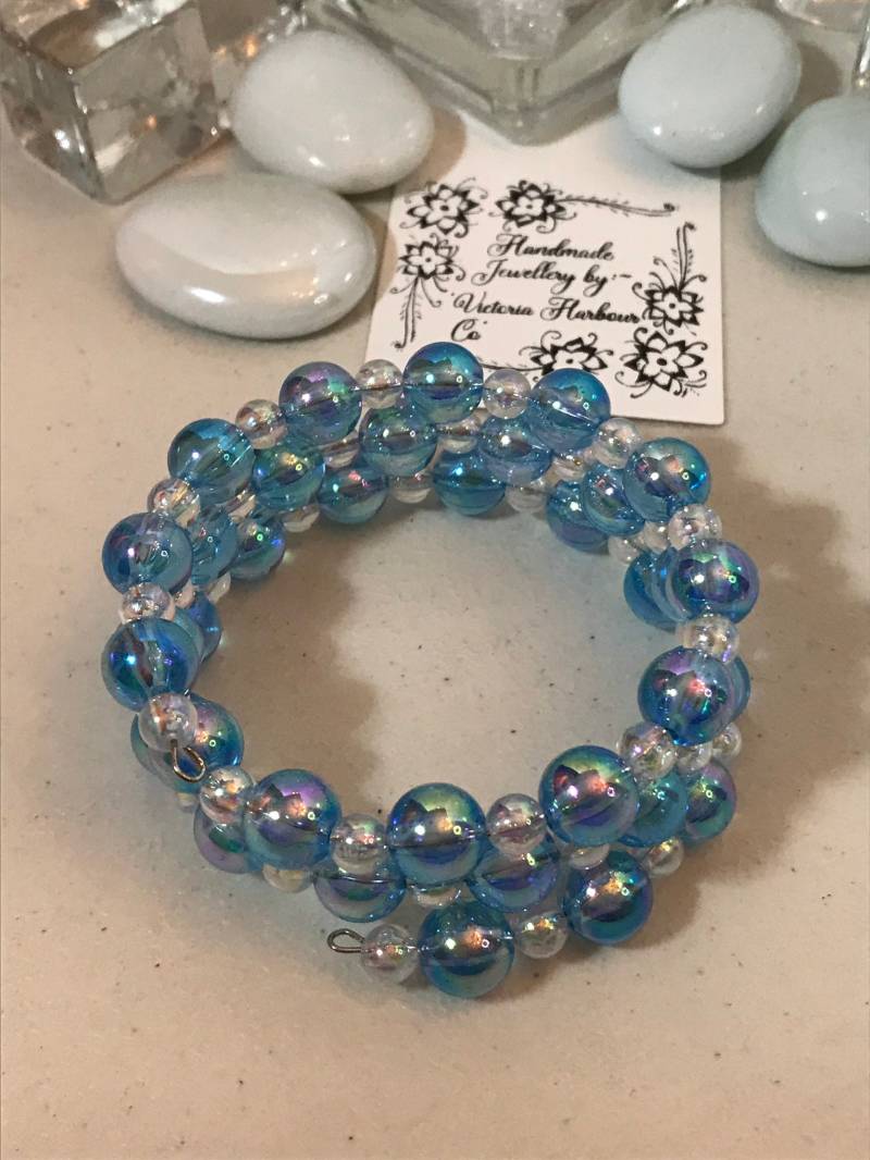 Handgemachtes Blaue, Regenbogen-Reflektierende Perlen Armband Auf Memory Wire von VictoriaHarbourCo
