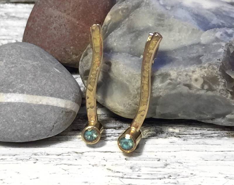 Handgefertigte 9Ct Gelbgold Und Aquamarin Ohrringe Mit Gehämmertem Finish von VictoriaJohnsonJewel