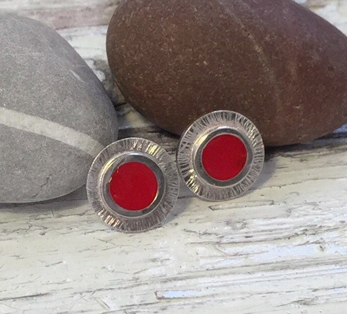 Runde Ohrstecker Aus Sterlingsilber Mit Säule Box Rotem Resin Emaille von VictoriaJohnsonJewel