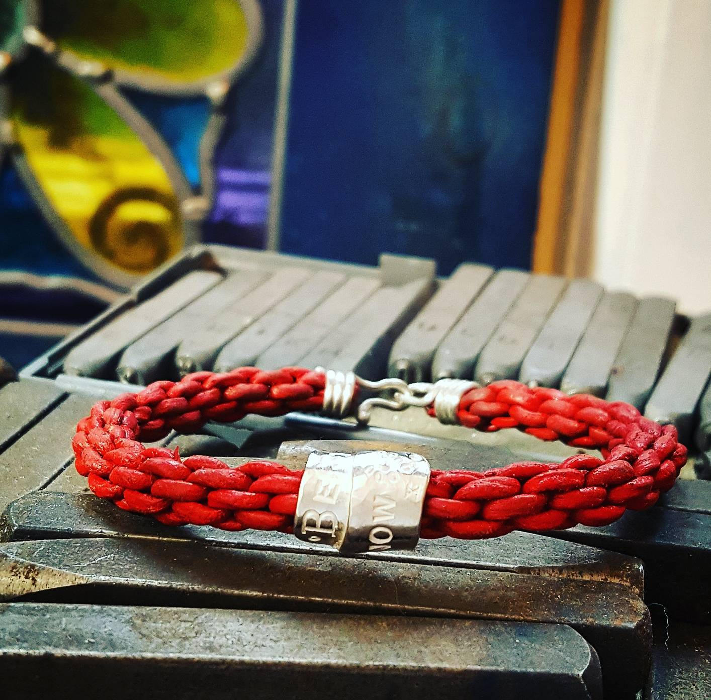 Armband Aus Gewebten Rotes Leder Mit Silber Verschluss Und Einzigartige Handgestempelt Blättern. Sei Still Wissen. Perfekte Geschenk Für Sie Zu von VictoriaMartinUK