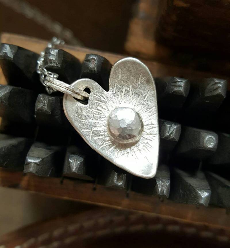 Halskette Mit Herz, Der Einem Kiesel-Burst-Zentrum Gekrümmt Ist. Handgestempelt Auf Rückseite. Unikatschmuck Perfekte Geschenk Für Einen Lieben Halskette Mit Herz, Der Einem Kiesel-Burst-Zentrum Gekrümmt Ist. Handgestempelt Auf Rückseite. Unikatschmuck Perfekte Geschenk Für Einen Lieben von VictoriaMartinUK