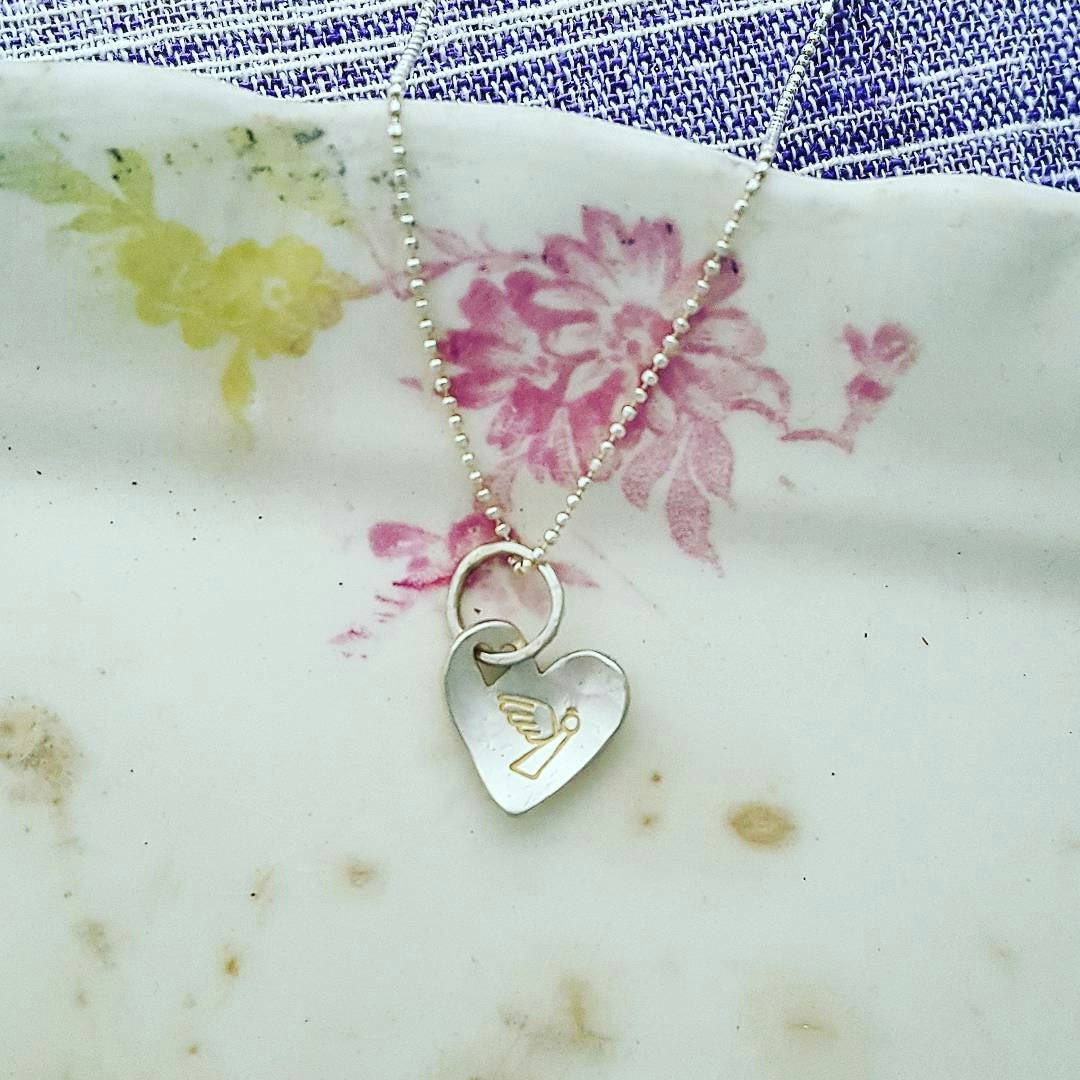 Halskette Silber Herzanhänger Mit Einem Engel-stempel Auf Der Vorderseite & Küsse Rückseite X Handgefertigten Perfekte Geschenk Für Einen Lieben von VictoriaMartinUK