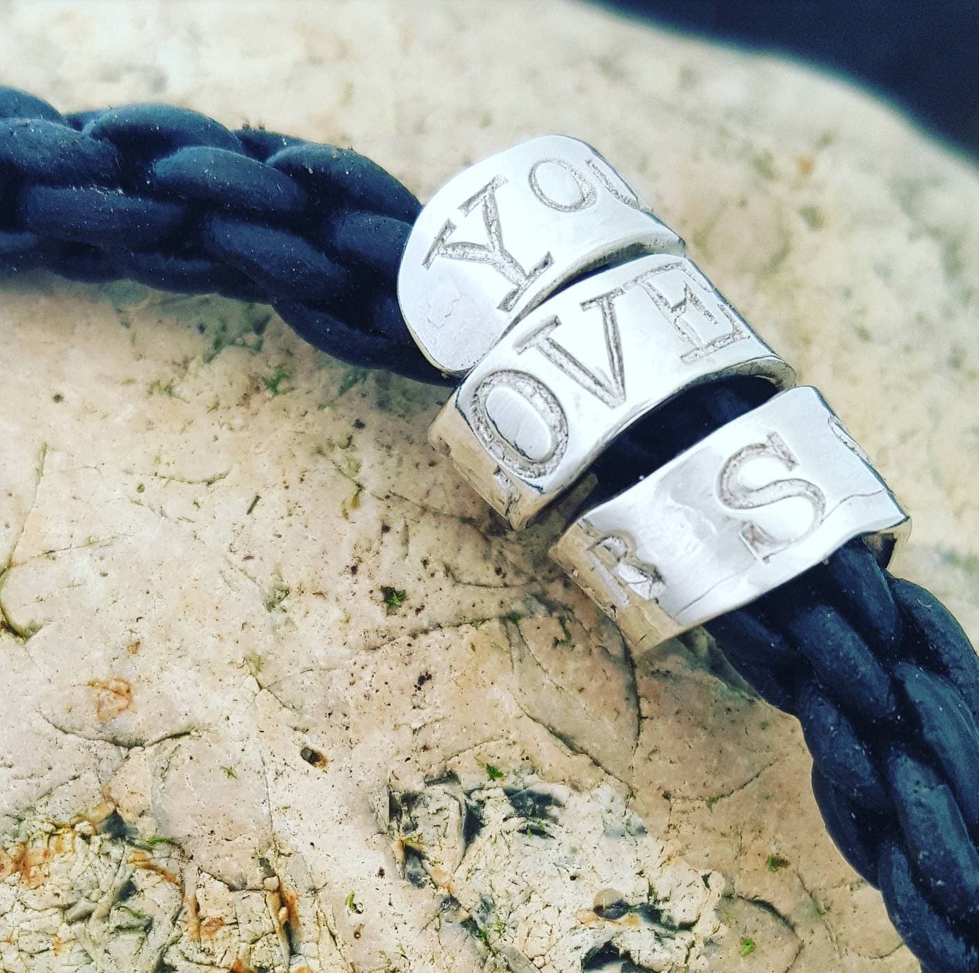 Herren Handgewebte Lederarmband Mit Silberverschluss & Einzigartige Handgestempelt Silberne Schriftrolle, Die Personalisiert Werden Kann - Perfektes von VictoriaMartinUK