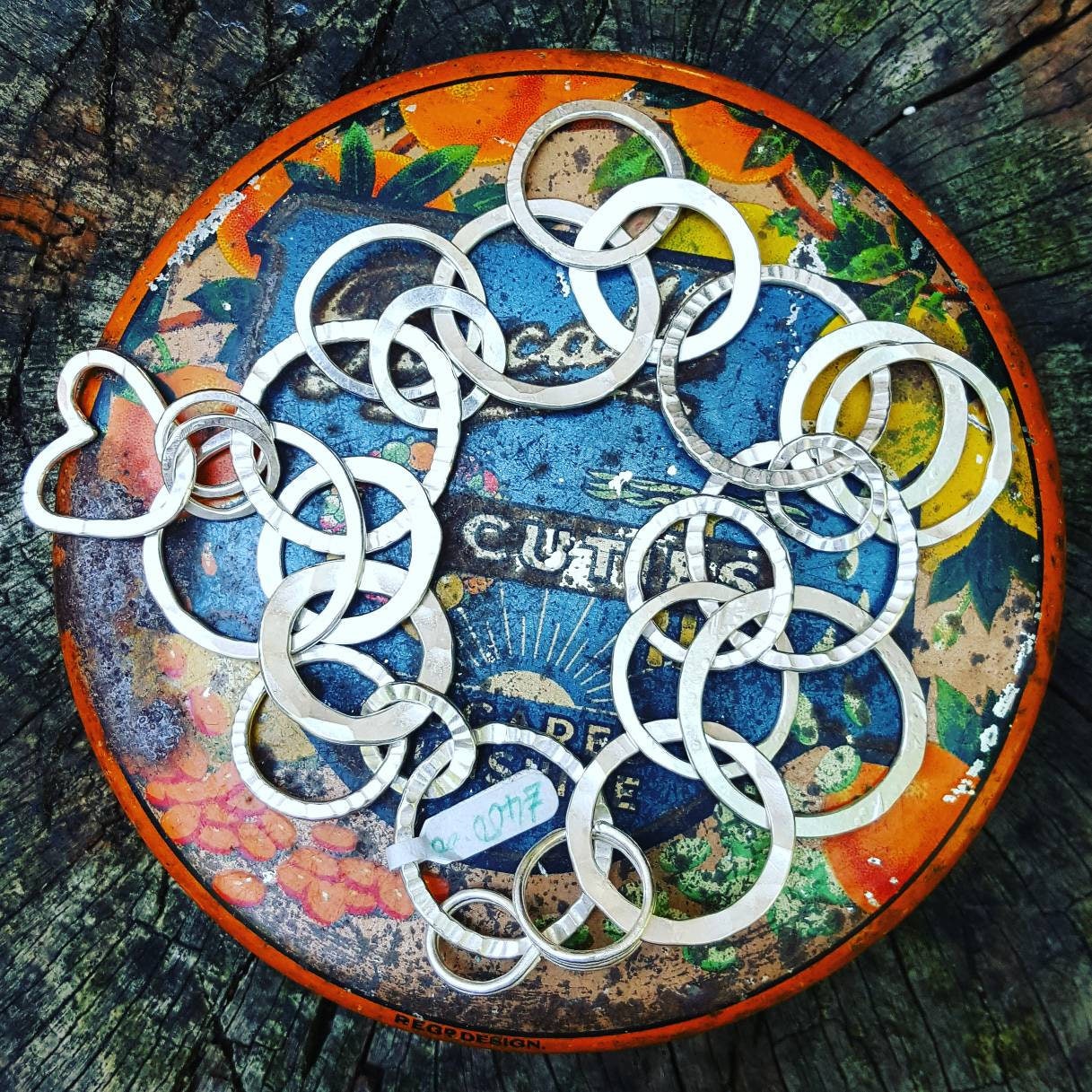 Loopy Armbänder Hergestellt Aus Mehreren Silber Ringe in Verschiedenen Größen Und Tectures. Einzigartig Gemacht Zu Bestellen Können von VictoriaMartinUK
