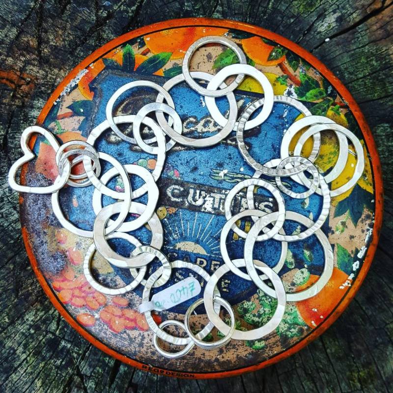 Loopy Armbänder Hergestellt Aus Mehreren Silber Ringe in Verschiedenen Größen Und Tectures. Einzigartig Gemacht Zu Bestellen Können von VictoriaMartinUK