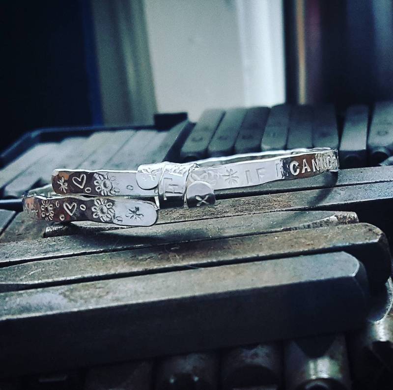 Personalisierte Silber Armreifen, Die Über An Den Enden Mit Einem Scroll-Charme Gemacht, Um Ihrer Eigenen Wahl Der Worte, Innen Und Außen Zu Personalisierte Silber Armreifen, Die Über An Den Enden Mit Einem Scroll-Charme Gemacht, Um Ihrer Eigenen Wahl Der Worte, Innen Und Außen Zu von VictoriaMartinUK