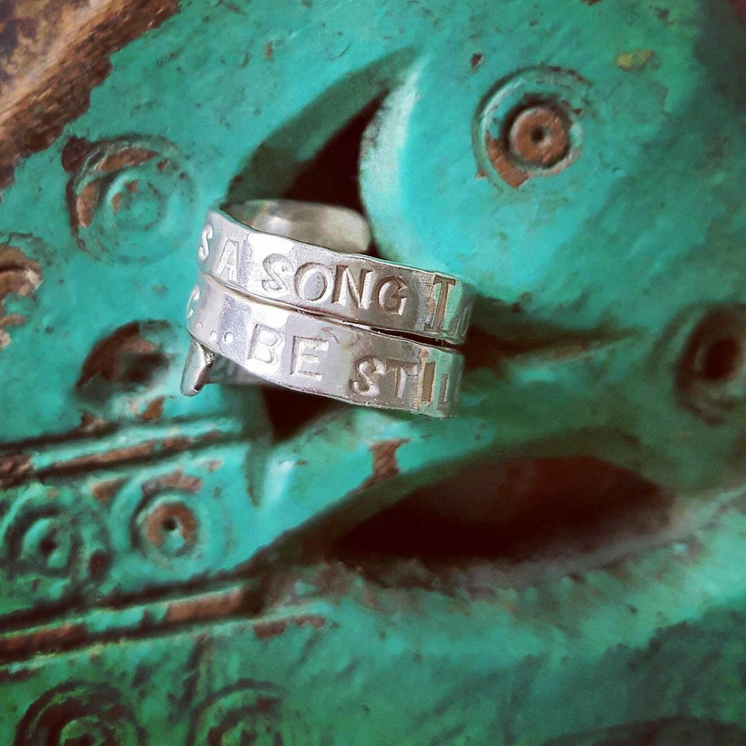 Silber Ringe Mit Worten, Die Wickeln. Handgefertigt Worten in & Out. Ein Geschenk Für Sie. Kann Personalisiert Werden. X von VictoriaMartinUK