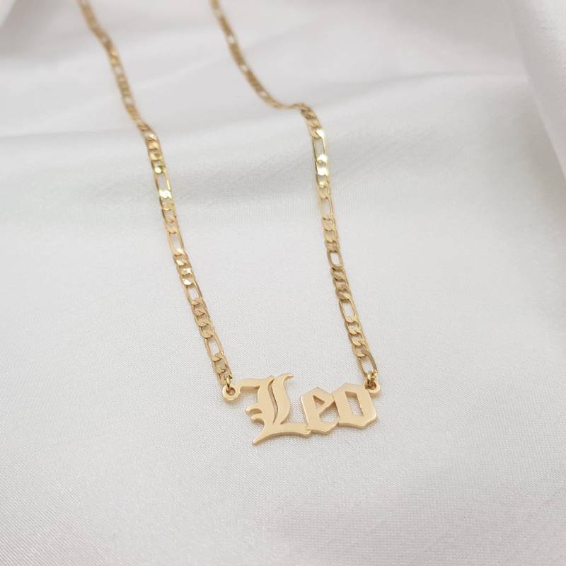 Leo Halskette Script Sternzeichen Sign Geschenk Name Old English Schmuck von VictoriaMinimalist
