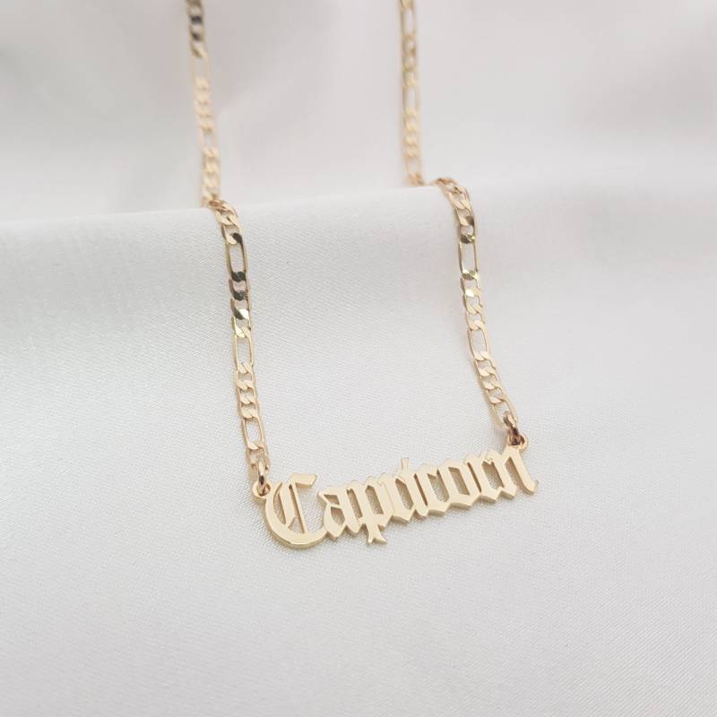 Steinbock Halskette Script Sternzeichen Geschenk Namen Old English von VictoriaMinimalist