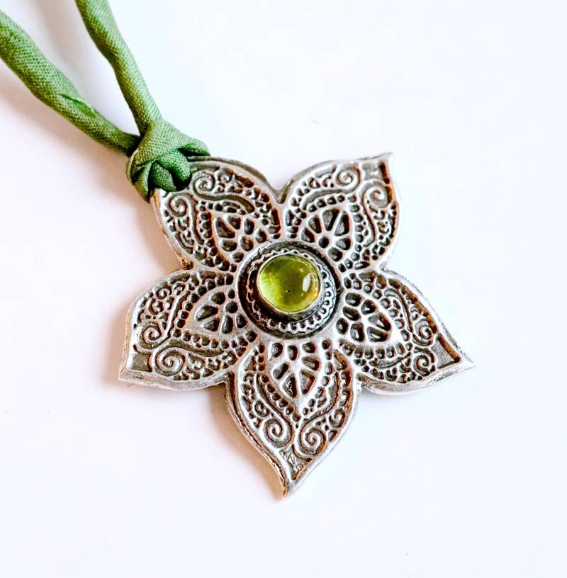 Silber Mandala Anhänger, Mit Peridot, Ein Einzigartiger Und Wunderschöner Feinsilber Handgemacht // Geschenk Für Sie Weihnachten Silber Mandala Anhänger, Mit Peridot, Ein Einzigartiger Und Wunderschöner Feinsilber Handgemacht // Geschenk Für Sie Weihnachten von VictoriaRalphJewelry
