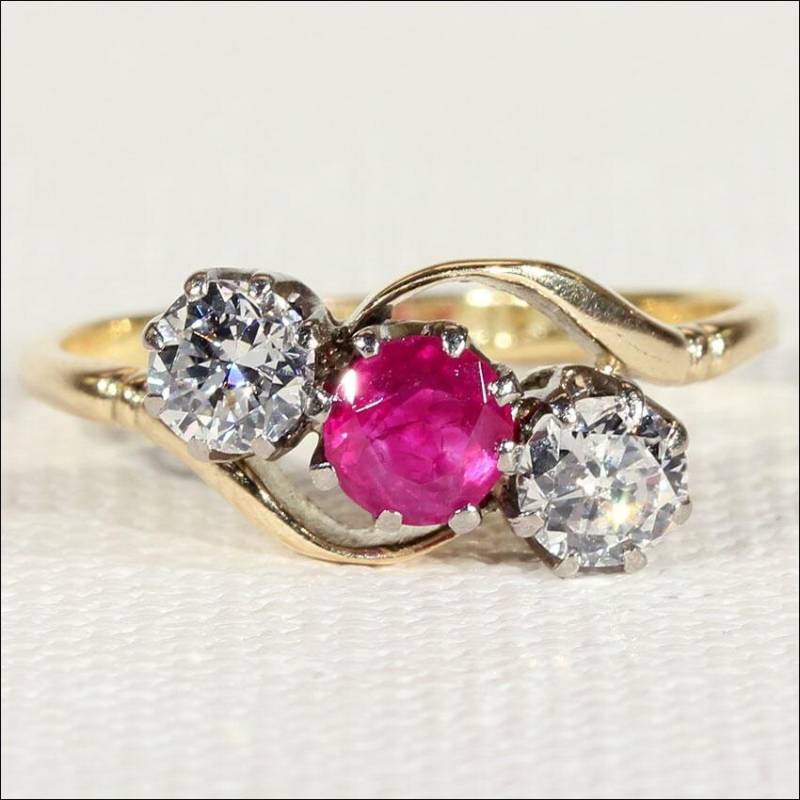 Antiker 3-stein-Bypass-Ring Aus Rubin Und Diamant in 750 Gold Platin Antiker 3-stein-Bypass-Ring Aus Rubin Und Diamant in 750 Gold Platin von VictoriaSterling