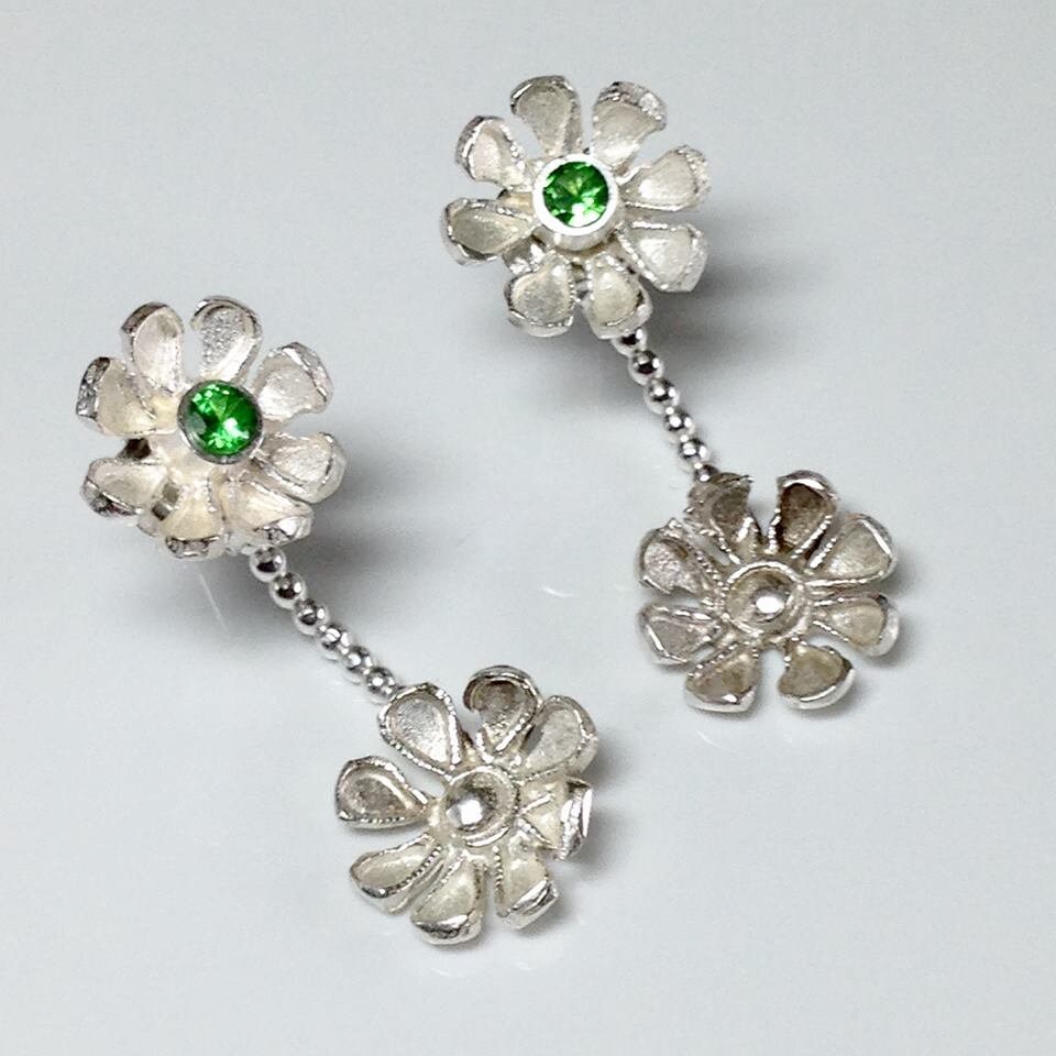 Schwimmende Silber Daisy Ohrringe Mit Tsavorit Granaten von VictoriaZoeJewellery