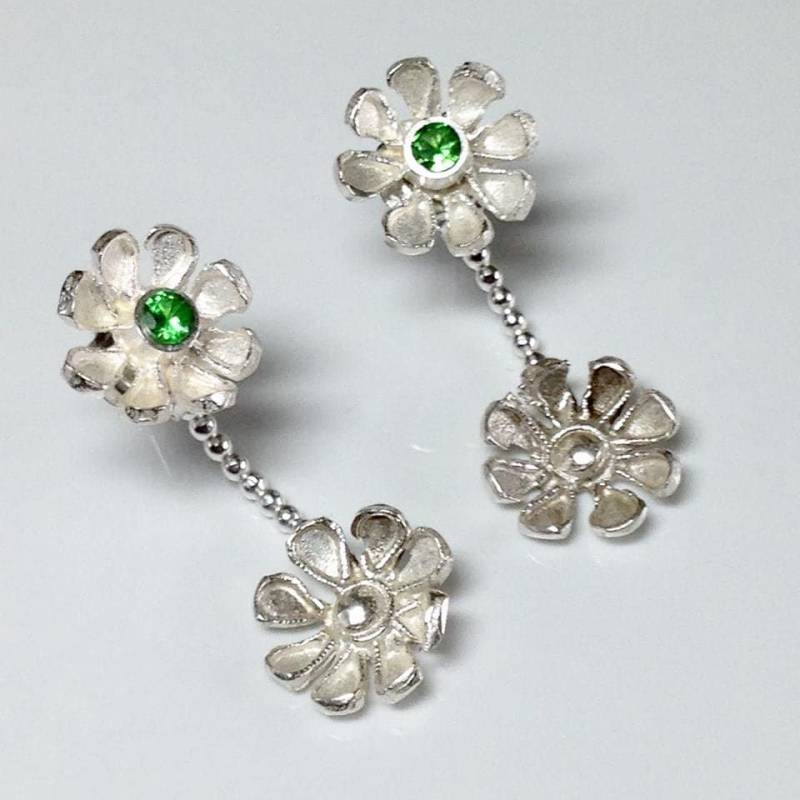 Schwimmende Silber Daisy Ohrringe Mit Tsavorit Granaten Schwimmende Silber Daisy Ohrringe Mit Tsavorit Granaten von VictoriaZoeJewellery
