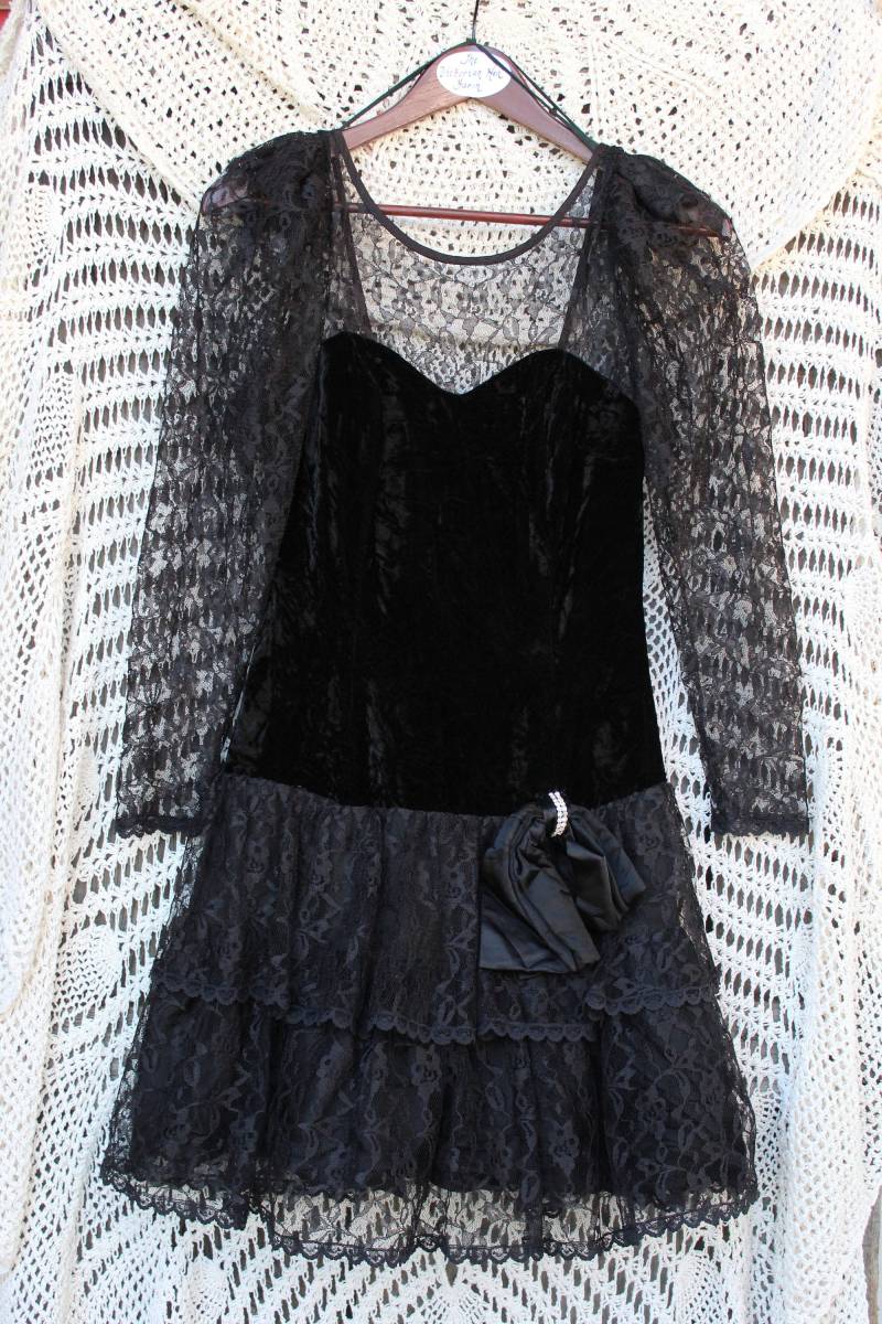 Damen 1980 Schwarz Samt Und Spitze Tropfen Taille Partykleid Von Creme - Größe S/M von VictorianChics