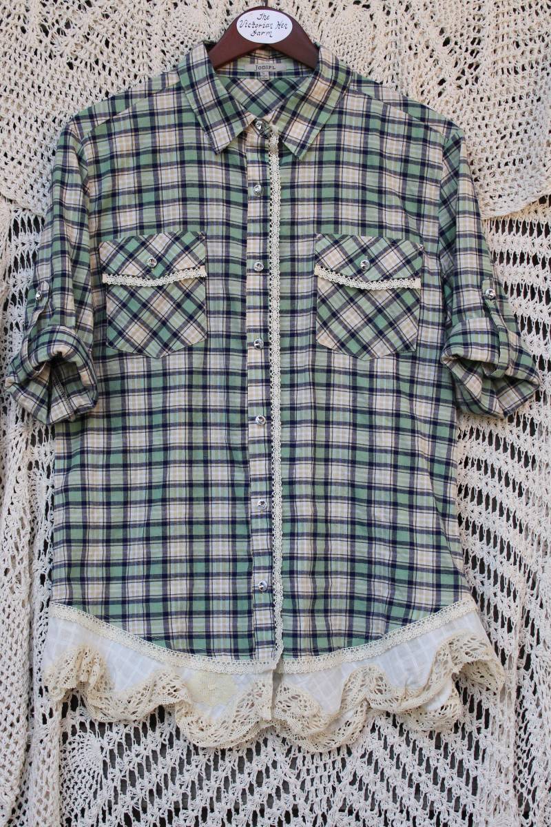 Damen Freund Grün/Marine Cremige Kariert Mit Edelsteinen & Spitze Upcycled Kurzarm Button Up Shirt - Größe Klein von VictorianChics