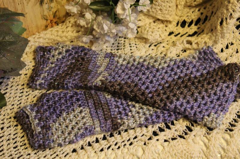 Damen Hand Gehäkelt Funkelnde Lila Camo Lange Fingerlose Handschuhe - Eine Größe von VictorianChics