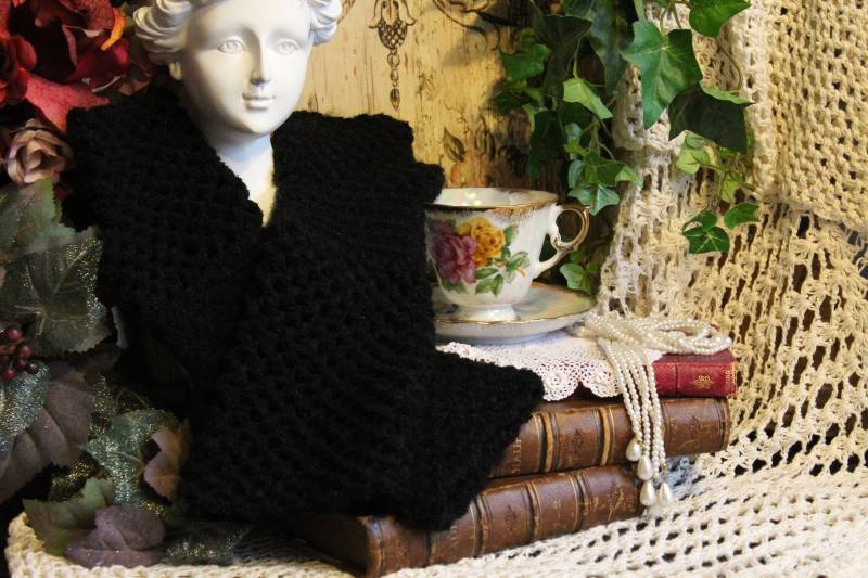 Damen Hand Gehäkelt Velvety Gothic Schwarz Lange Fingerlose Handschuhe - Eine Größe von VictorianChics