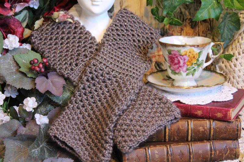 Damen Hand Gehäkelt Weich Elegant Funkelngold Mit Braungrau Grau Long Fingerless Handschuhe - Eine Größe von VictorianChics