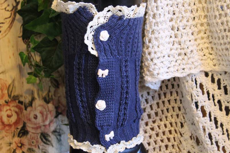 Damen Kabel Gestrickte Dunklen Land Blau, Creme Spitze, Elfenbein-Tasten & Bögen Knöchel Stövchen/Boot-Dekor - Einheitsgröße von VictorianChics