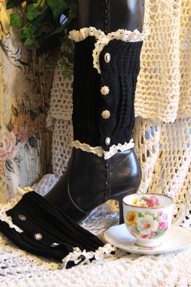 Damen Kabel Gestrickte Midnight Black Mit Zarten Elfenbein-Spitze Und Hübschen Knöpfen Knöchel Stulpen/Boot-Dekor - Einheitsgröße von VictorianChics