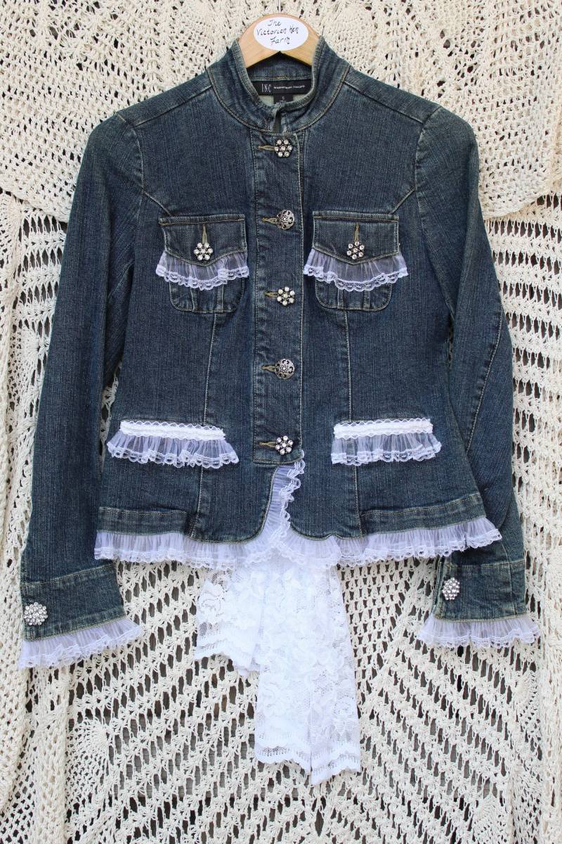 Damen Lavishly Lacey Knöpfe Und Bögen Upcycled Denim Jacke - Größe Klein von VictorianChics