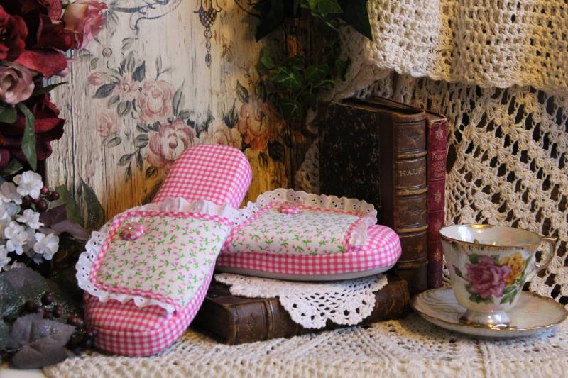 Damen Schäbige Schicke Land Charme Rosa/Weiß Karierte Tuch Mit Blumen & Spitze Schaum Gepolstert Harte Sohle Hausschuhe - Größe 8-9 von VictorianChics