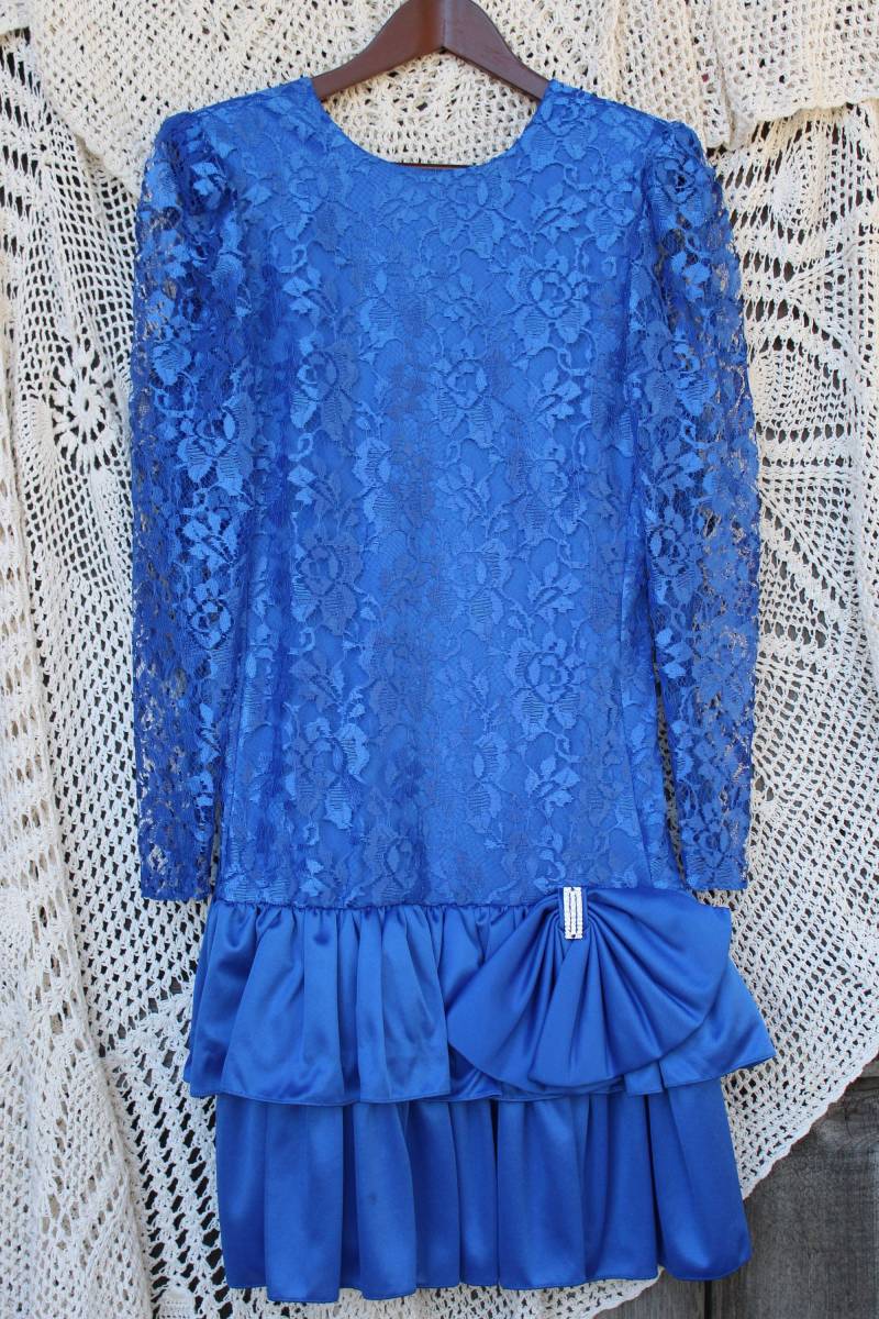 Damen Splendidly 80Er Jahre Royal Blue Drop Taille Spitze, Rüschen Und Schleife Kleid-7/8 von VictorianChics