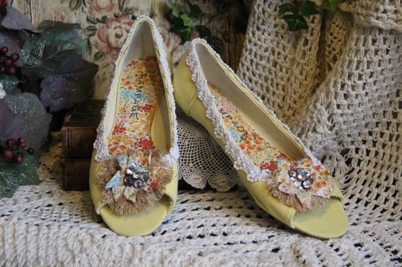 Damen Süße Land Mädchen Blumig & Perlen Helles Zitronengelb Upcycled Offen Vorne Leinwand Loafer-Größe 8 M von VictorianChics