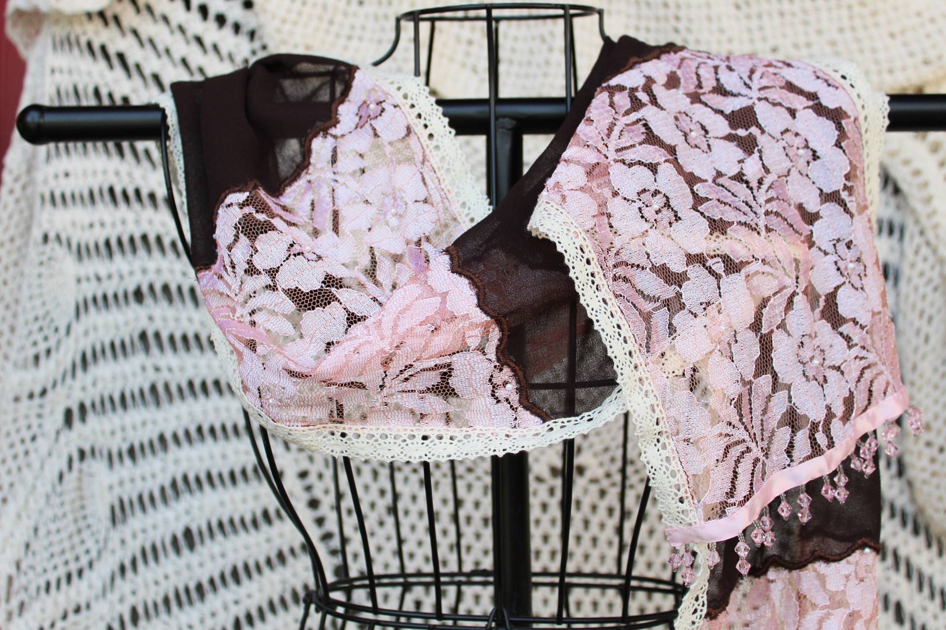 Damen Upcycled Spitze, Perlen & Leicht Dressy Schal von VictorianChics