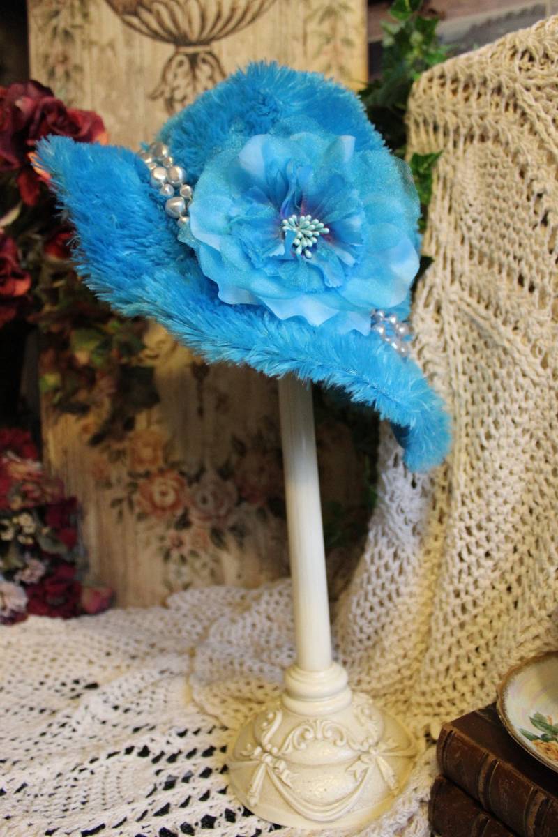Mädchen Auffällige Blau Pelzigen Hut Mit Blauen Perlen Und Blaue Blume - Klein von VictorianChics