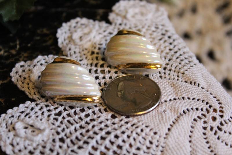 Vintage 80Er, 90 Ist Reich Anspruchsvolle Mutter Der Perle/Goldtone Shell Geformte Keramik Ohrstecker von VictorianChics