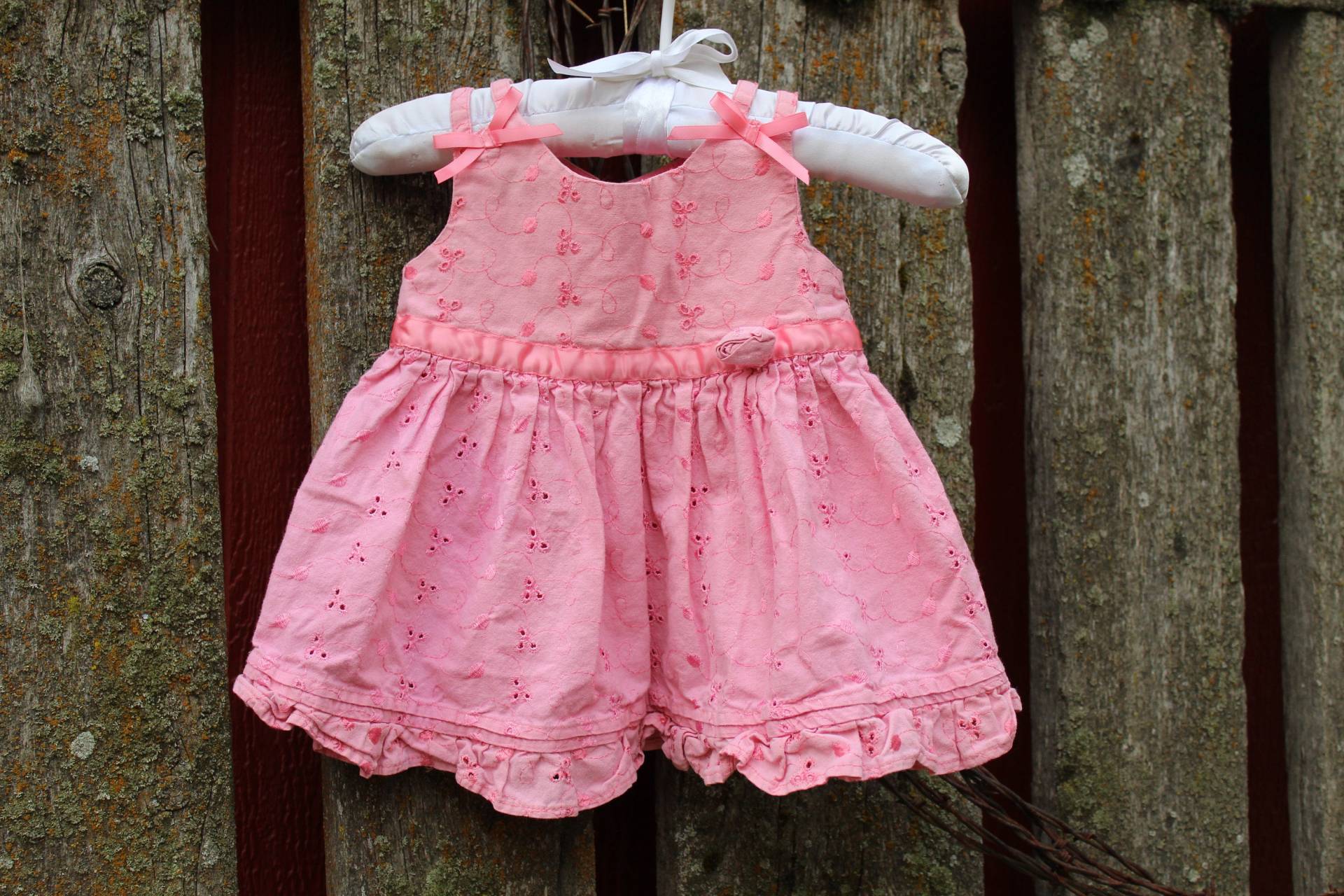 Vintage 90Er Jahre Baby Mädchen Weich Rosa & Zierliche Rüschen Öse Baumwolle Sommerkleid - Größe 6-8 Monate von VictorianChics