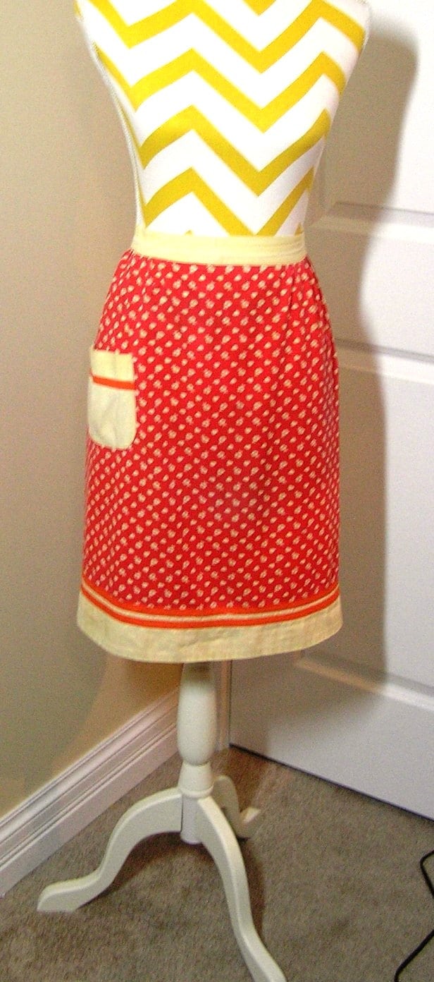 1950Er Küchenschürze Aus Roter &gelber Blumen-Baumwolle Mit Orangenbesatz Und 1 Tasche, 24 Zoll Lang, Vintage Mid Century Textilien von VictorianWardrobe