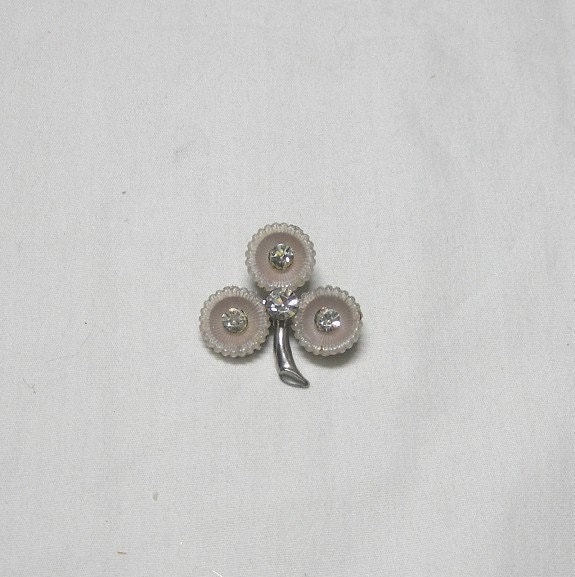 1960Er Jahre Vintage Blumen Pin Mit Kunststoff Blumenrücken Und Klaren Strasssteinen, 60Er Modeschmuck, Flower Power Brosche Anstecknadel, Upcycle von VictorianWardrobe