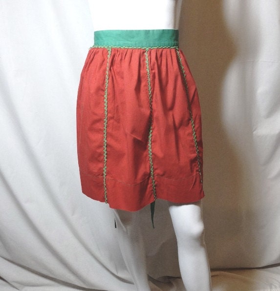 1960Er Vintage Rote Baumwoll Weihnachtsschürze Mit Grünem Rick Rack Trim & Bund Und Krawatte, Schön Für Weihnachtsküche, Schürze von VictorianWardrobe