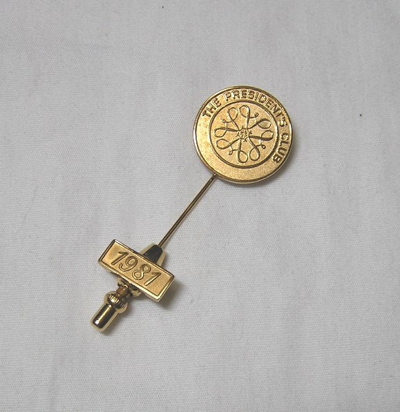 1981 Avon President Es Club Service Award Stick Pin Brosche Schmuck Mit Box in Goldtönen, Vintage Sammlerstück 1981 Avon President Es Club Service Award Stick Pin Brosche Schmuck Mit Box in Goldtönen, Vintage Sammlerstück von VictorianWardrobe