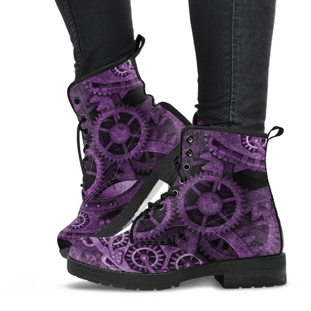 steampunk Uhrwerk Zahnräder Lila Schnür Kampfstiefel - Gothic Boots | Reg85 steampunk Uhrwerk Zahnräder Lila Schnür Kampfstiefel - Gothic Boots | Reg85 von VictorianandSteampnk