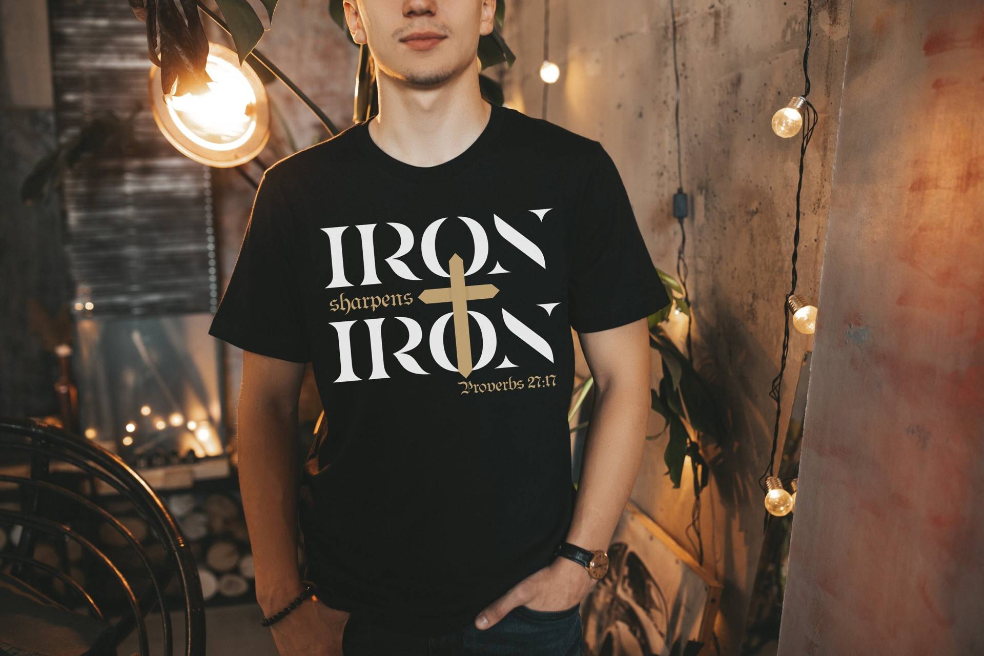 Iron Sharpens Shirt, Kreuz Sprichwörter 27, Iron Sharpens Iron, Christliches Hemd, Christliche Kleidung von VictoryAttire