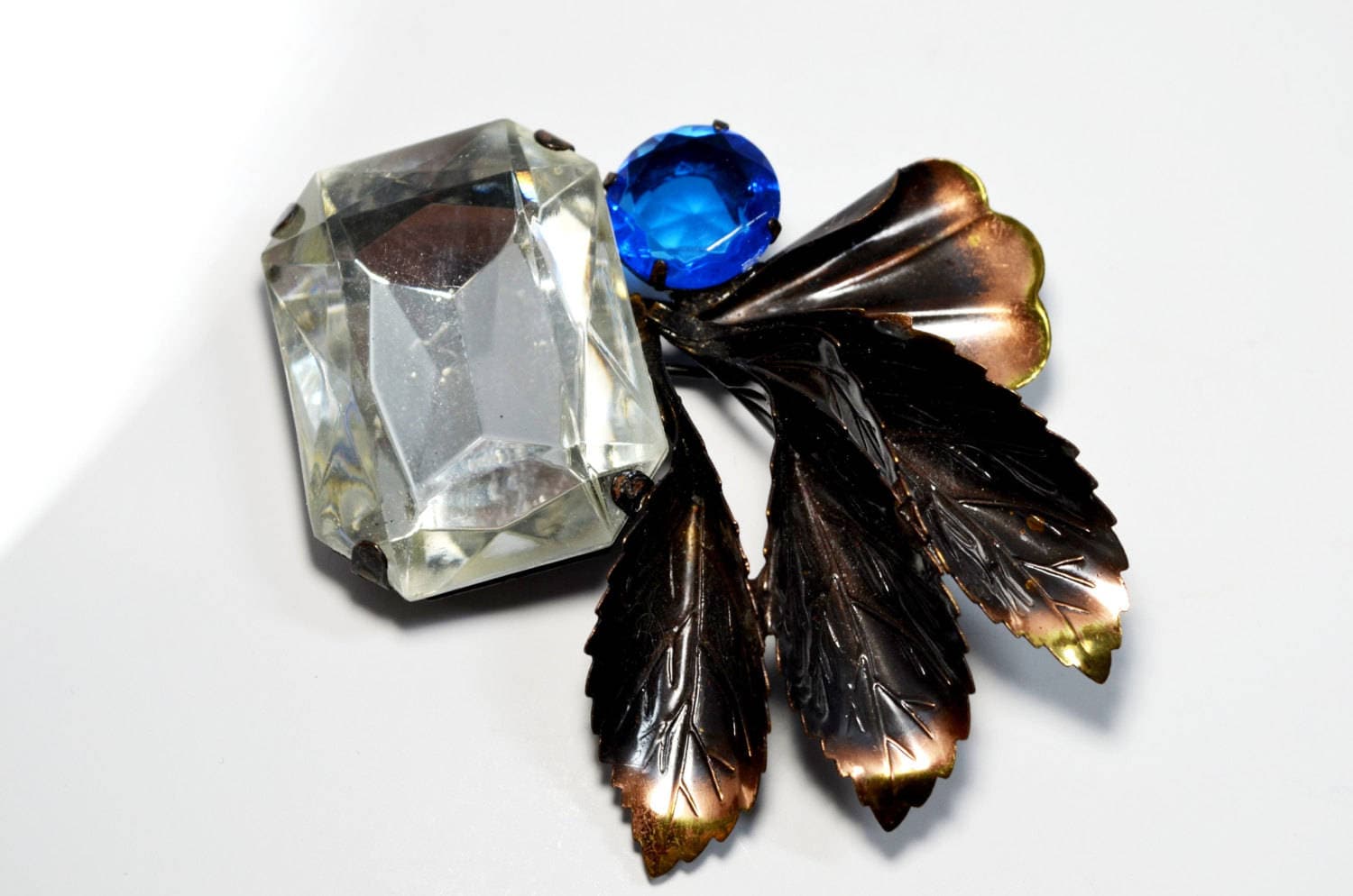 Art Deco Messing Kobalt Blau Glas Brosche Anstecknadel Art Deco Messing Kobalt Blau Glas Brosche Anstecknadel von VictoryIssweet