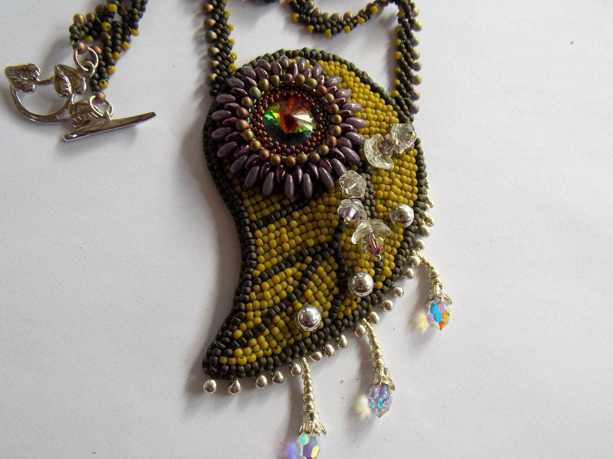 Regen Anhänger, Bead Embroidery, Halskette, Statement Schmuck, Rocailles Blatt Swarovski, Blumen Schmuck von Vicus