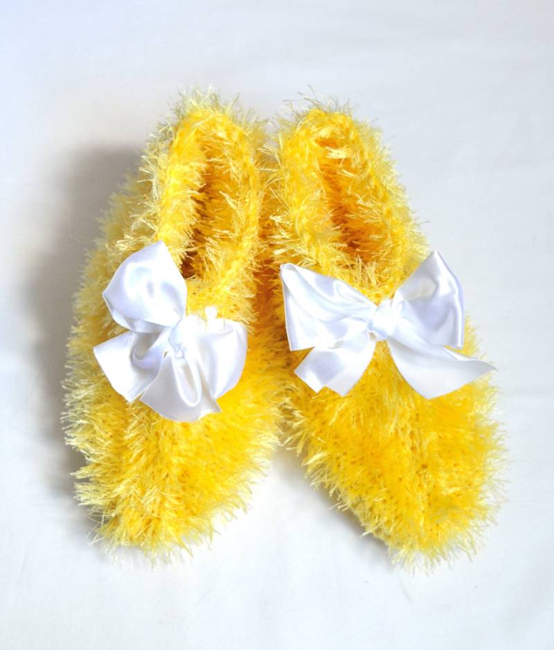 Handgestrickte Damenhausschuhe Mit Zierbändern von VidaKnitworks