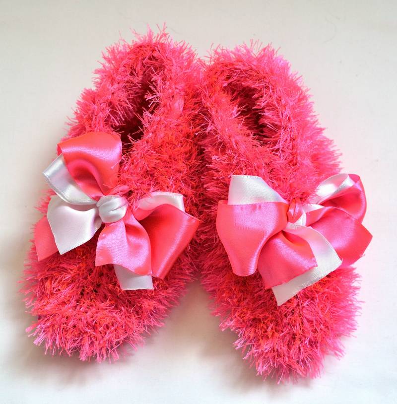 Handgestrickte Damenhausschuhe Mit Zierbändern von VidaKnitworks